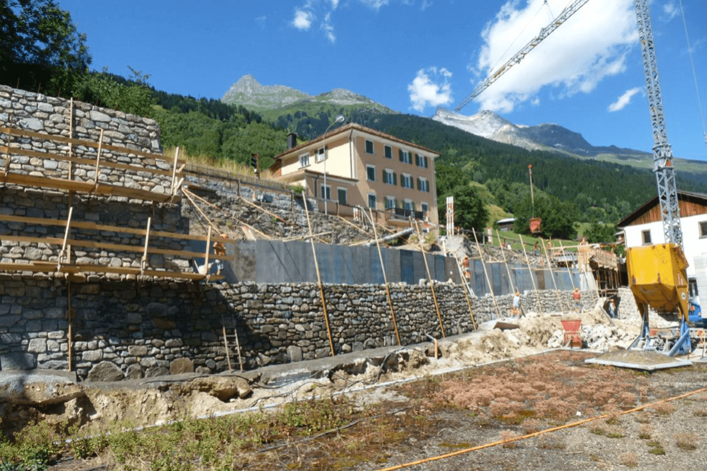Strassenkorrektion Oberalpstrasse H19, Rabius-Sumvitg: Bau der Stützmauer in Rabius