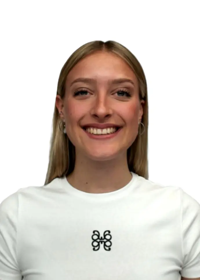 Lächelnde junge Frau mit langen blonden Haaren in einem weißen T-Shirt.
