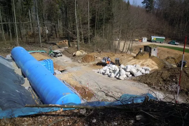 Einbau des Fertigteilbehälters mit vorgbautem Schieberhaus