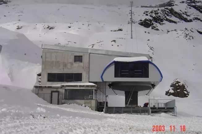 Moderne Bergstation inmitten schneebedeckter Landschaft.