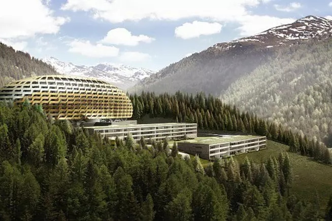 Moderne Architektur eines Hotels in den Bergen, umgeben von Wäldern und Bergen.