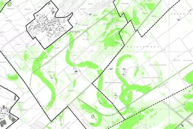 Topografische Karte mit grünen Flusslinien und verschiedenen geographischen Markierungen.