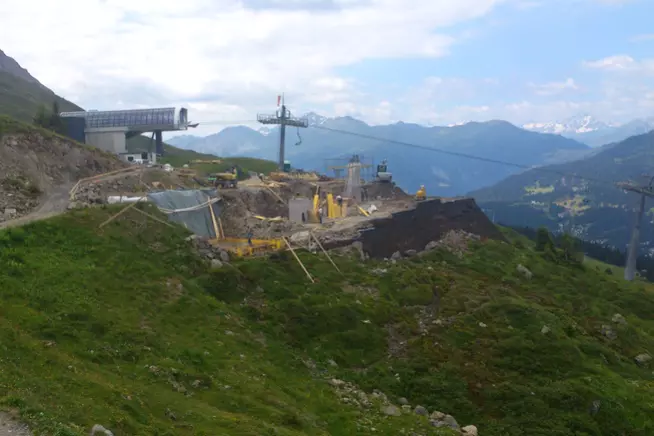 6er Sesselbahn Heimberg - Motta: Talstation "Heimberg", fundiert auf erdbewehrter Stützmauer