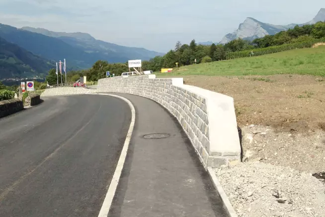 Jeninserstrasse, Abschnitt Im Zogg Maienfeld-Bündte, 3. Etappe: Verlängerung Trottoir bis Parkplatz "Chrüzli"