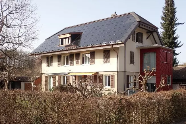 Mehrfamilienhaus mit integrierter PV-Anlage 