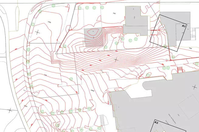 Topografische Karte mit roten Höhenlinien und Lage von Gebäuden.